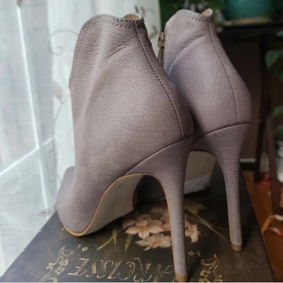 Steve Madden Womens Suede Pointed Toe Ankle Boots, Size 7.5 Beige light brown - Picture 4 of 7